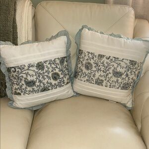 Floral Accent Pillow Set in Blue and White